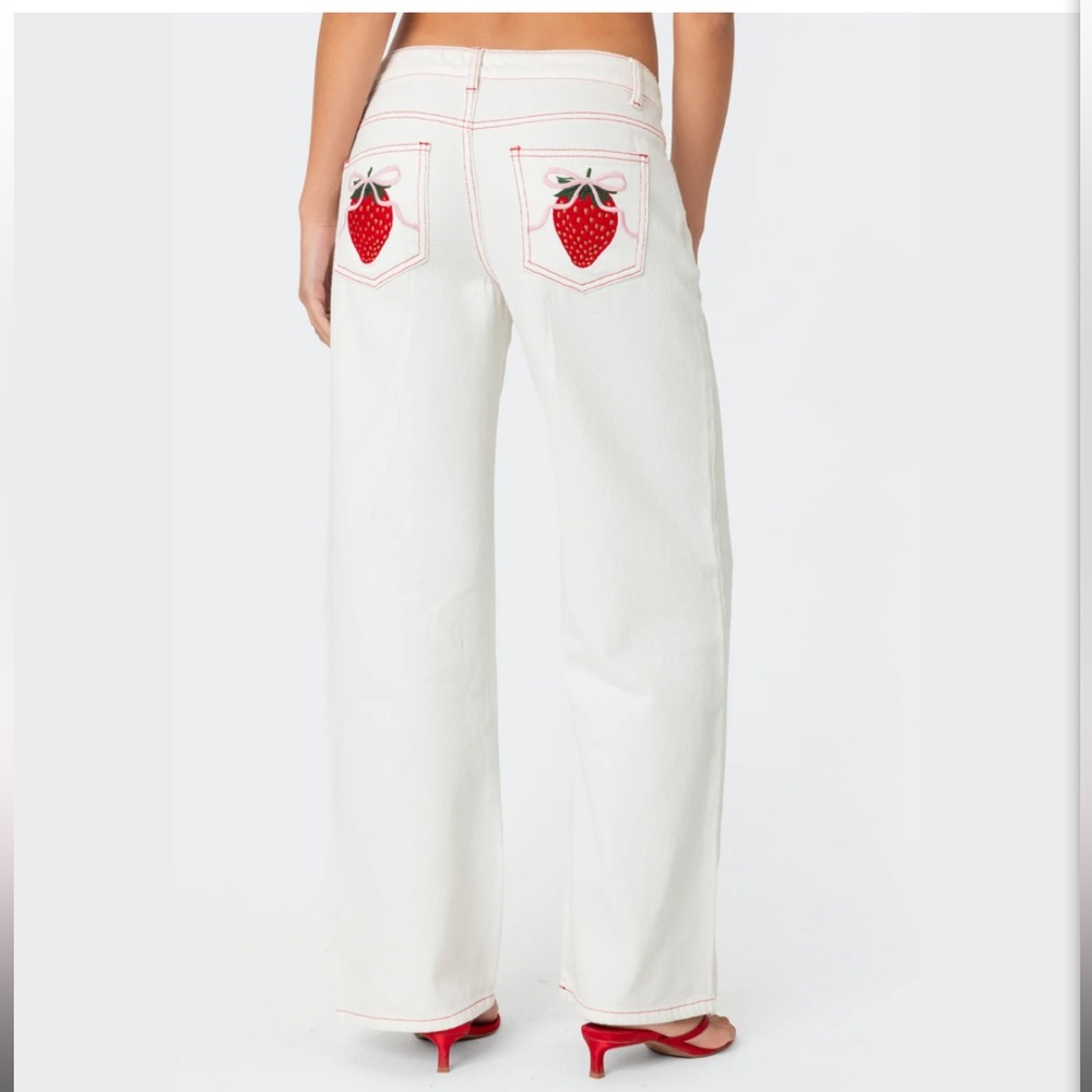 Edikted Strawberry pocket jeans